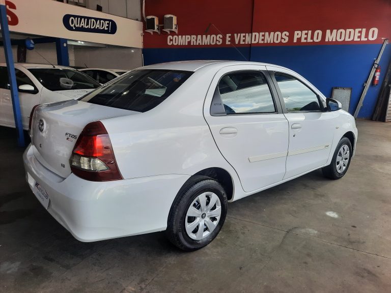 Toyota Etios XS SD 15/16 1.5 Flex Manual Toyota Etios XS SD 15/16 1.5 Flex Manual